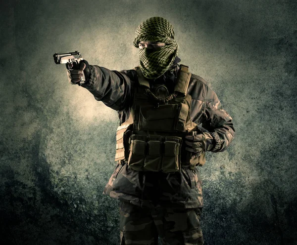 Retrato de un soldado enmascarado fuertemente armado con fondo grueso —  Fotos de Stock