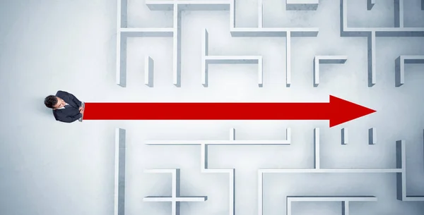 Affärsman tittar på labyrint med röd pil — Stockfoto
