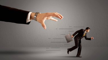 İş adamı büyük bir elden kaçıyor.