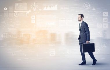 İşadamı ile veritabanı kavramı yürüyüş