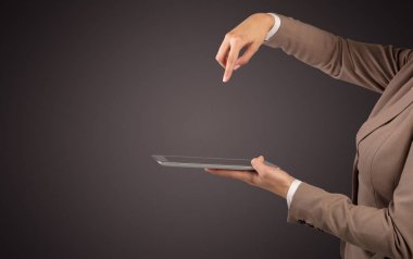 Mockup el holding tablet