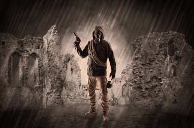 Tehlike adamla yıkık duvar kağıdı