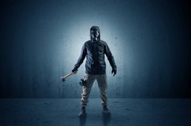 Ajan silah ile karanlık bir alanda