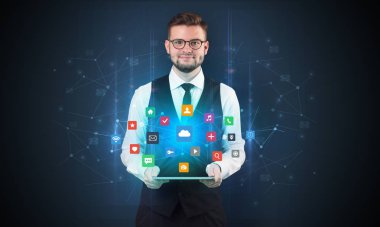 Tablet ve uygulama ile genç işadamı