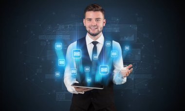E-posta kavramı ile işadamı ve tablet