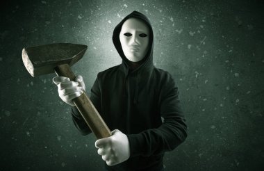 Boş bir karanlık odada silahlı kötü adam