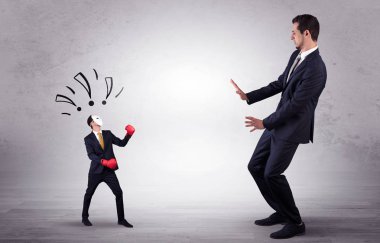 Küçük maskeli işadamı için yalvarıyor işadamı