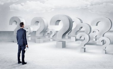 Adam çok fazla soru işareti işaretler ve simgeler ile