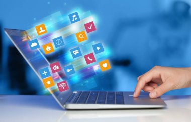 Renkli uygulama simgeler ve semboller işbirliği ile dizüstü kullanarak ele