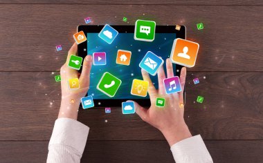 El tablet sıçrama uygulama simgeleri kavramı ile kullanma