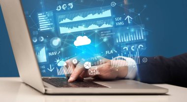 Dizüstü bilgisayarda yazarak el grafikleri ve çizelgeleri ve kavram arou raporları