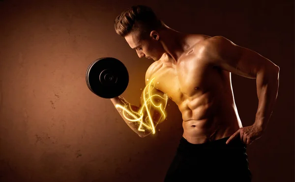 Construtor de corpo muscular levantar peso com luzes de energia no bíceps — Fotografia de Stock