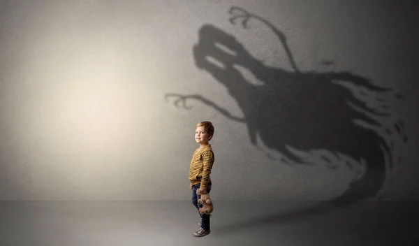 Çocuk arkasında korkunç hayalet gölge — Stok fotoğraf
