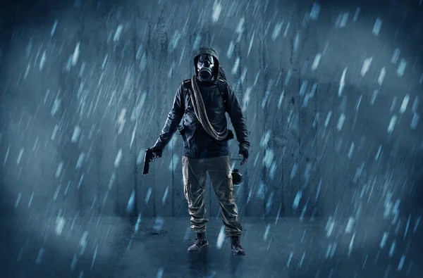 Korkunç adam ahşap bir gecekondu maske ile