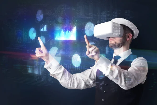 Man met Vr bril met grafieken en rapporten — Stockfoto