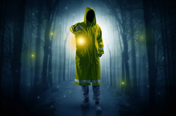 神秘人从森林中的小路上闪耀的 lan — 图库照片