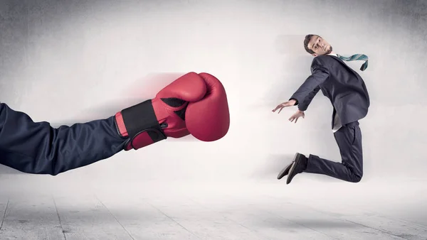 Riesige Boxhandschuhe schlagen Geschäftsmann — Stockfoto