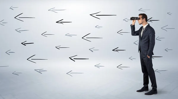 Hombre mirando con prismáticos y flechas alrededor — Foto de Stock