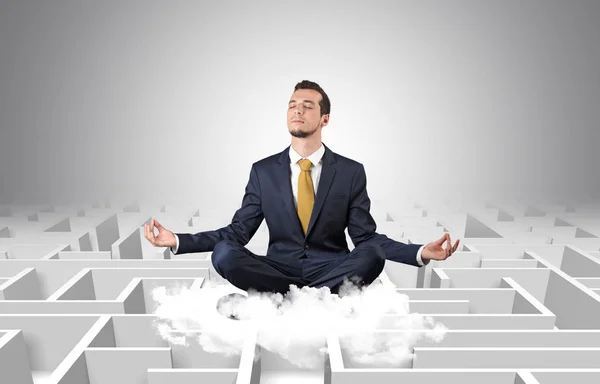 Empresário medita em uma nuvem com conceito de labirinto — Fotografia de Stock