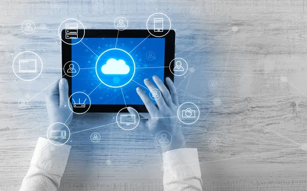 Hand använda surfplatta med centraliserad cloud computing system begreppsmässigt — Stockfoto