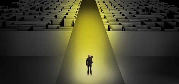 Empresário indo direto em dois labirintos escuros — Fotografia de Stock