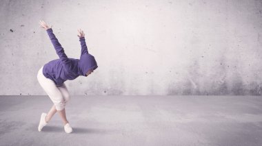 Boş geçmişi olan güzel bir şehir dansçısı.