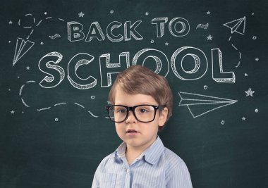Geri okul kavramı ile sevimli çocuk