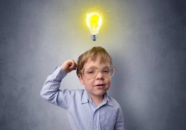 Başının üzerinde ampul ile küçük çocuk mull üzerinde