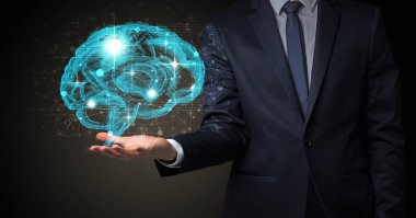 İnsan beyni elinde tutan adam