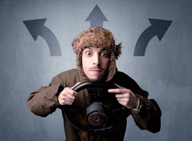 Elinde direksiyon tutan adam