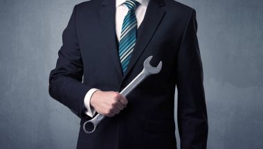 Businesman ayakta elinde aracıyla