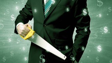 Businassman ayakta elinde aracıyla.