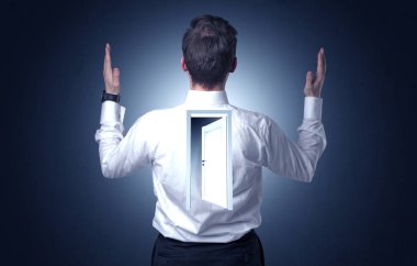 Sırtını kapıya ile ayakta işadamı