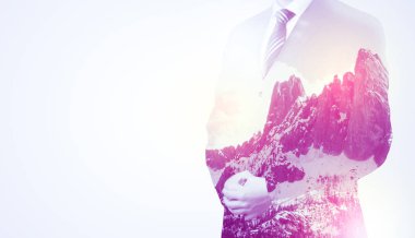 Dağ grafik ile ayakta işadamı