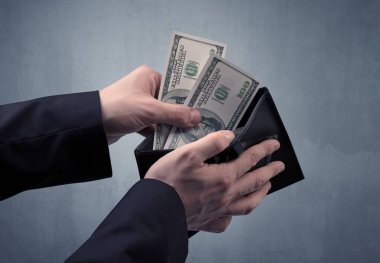 Takım elbise elinde Doları cüzdanından dışarı alır