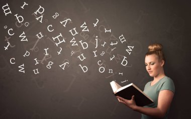 Genç Bayan kitap harfleri ile