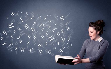 Genç Bayan kitap harfleri ile 