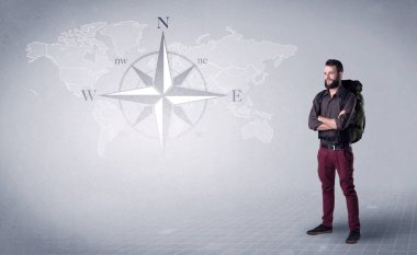 Sırt çantalı genç adam.