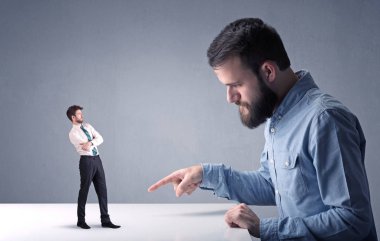 Genç işadamı minyatür işadamı ile mücadele