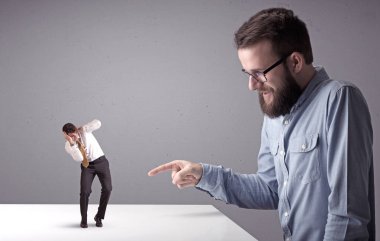 Genç işadamı minyatür işadamı ile mücadele