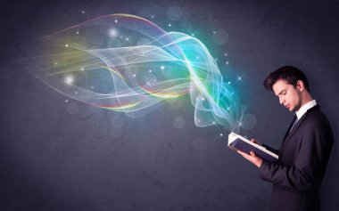 Genç adam kitap dalgalar ile