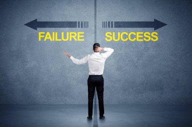 Başarı ve başarısızlık ok kavramı önünde duran işadamı