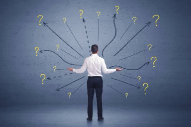 Ön hatları ve soru işareti işaretler kavramı ayakta işadamı