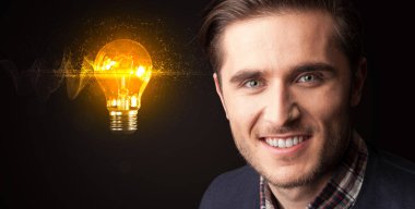 Koyu arka plan üzerinde genç bir işadamı portresi