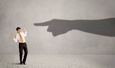 İş kişi ona konsantrasyon gösteren büyük gölge ele arıyorsunuz