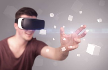 Adam sanal gerçeklik gözlüğü takıyor.