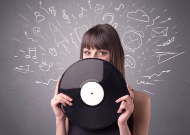 Vinil kaydı tutan kadın