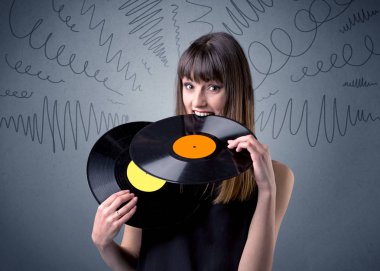 Vinil kaydı tutan kadın