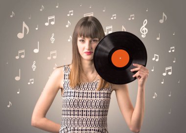 Vinil kaydı tutan kadın