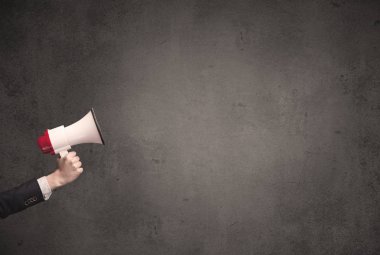 Düz arka plan üzerinde megafon